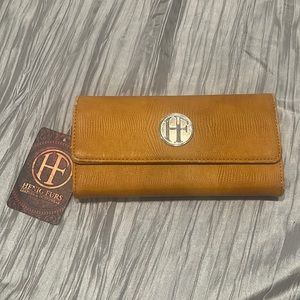 Brand new Henig Furs wallet
